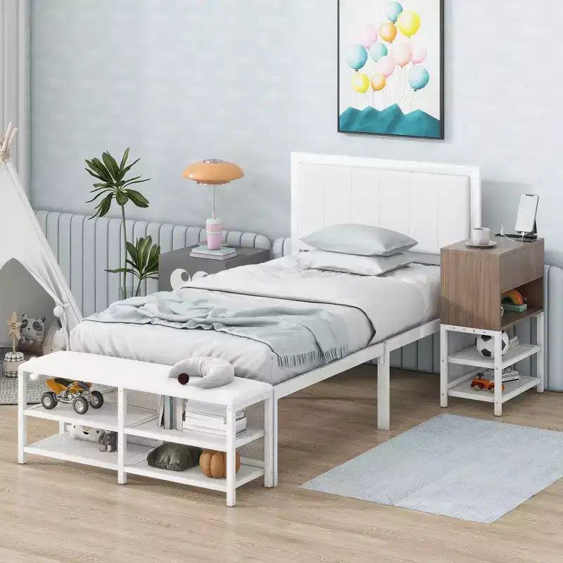 Letto a piattaforma in metallo con scaffali portaoggetti a due livelli e armadietto portaoggetti in legno