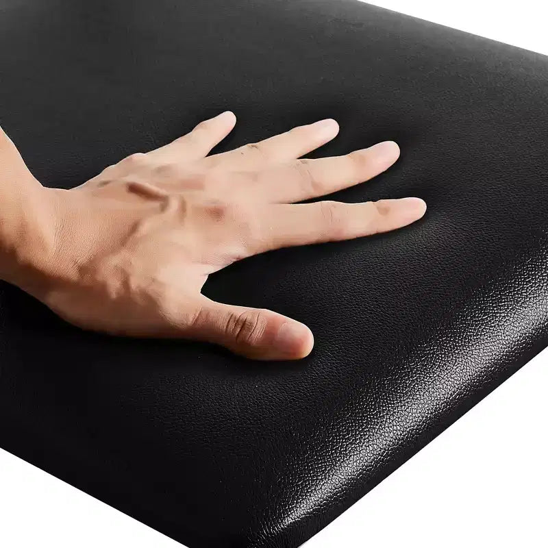 Sedia da pranzo imbottita con schienale alto a listelli in metallo, moderno nero