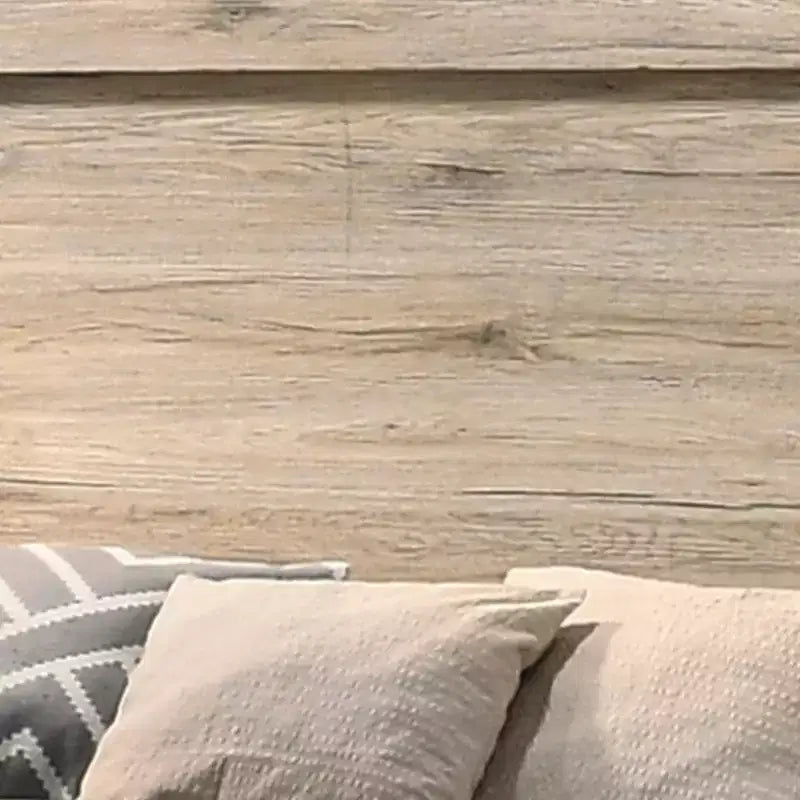 Letto "King" orientale con venature e nodi di legno naturali, marrone naturale