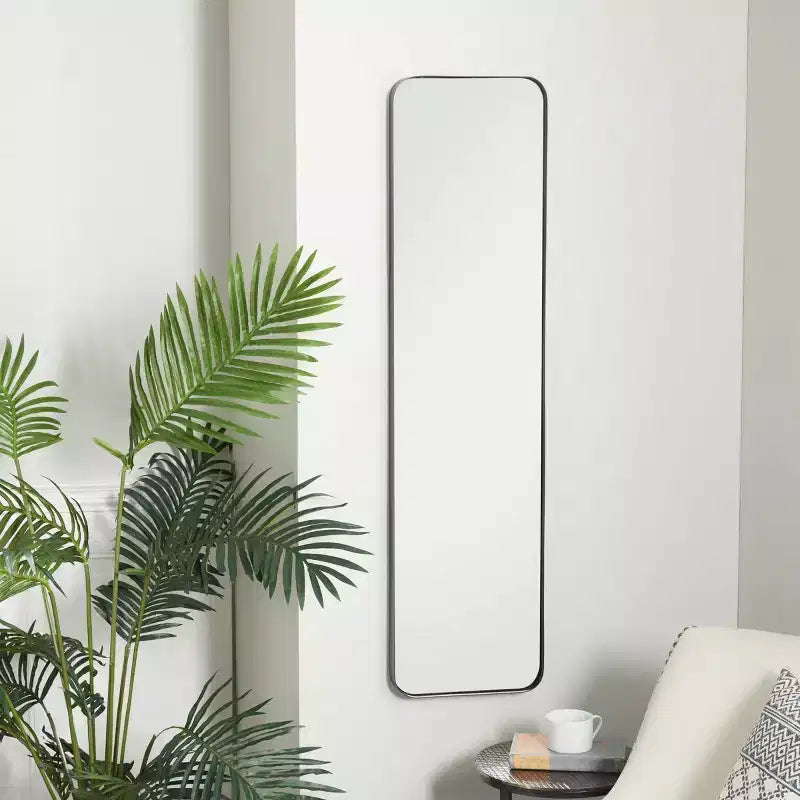 Specchio da parete rettangolare in metallo con cornice sottile, stile moderno