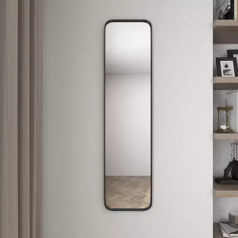 Specchio da parete rettangolare in metallo con cornice sottile, stile moderno