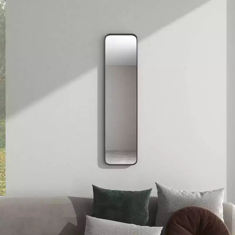 Specchio da parete rettangolare in metallo con cornice sottile, stile moderno