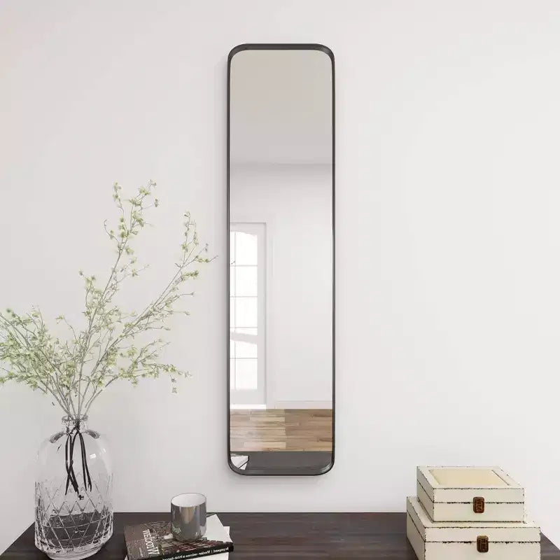 Specchio da parete rettangolare in metallo con cornice sottile, stile moderno